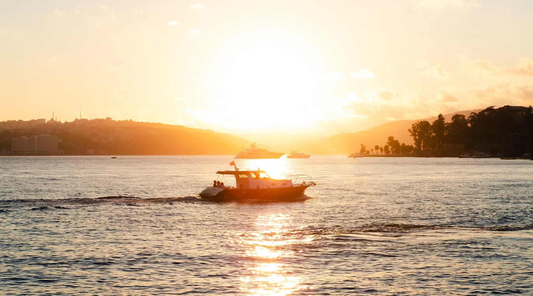 Bateau au coucher du soleil